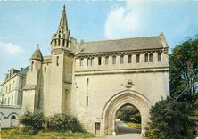 CPM En Touraine Marmoutier Portail de la Crosse Construit par l Abbe Hugues de Rochecorbon en pour la defense de l Abbay