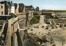 CPM Saint Malo La Plage Ban Secours et les Remparts