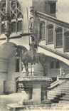 CPA Pierrefonds Le Chateau La Statue du Duc d'Orleans Fondateur du Chateau