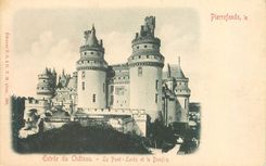 CPA Pierrefonds Entree du Chateau Le Pont Levis et le Donjon (carte 1900)