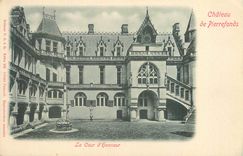 CPA Chateau de Pierrefonds La Cour d'Honneur (carte 1900)