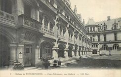 CPA Chateau de Pierrefonds Cour d'Honneur Une Galerie