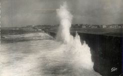 CPM 1290 saint jean de luz le socoa effet de vagues dans le fond saint jean de luz et la pointe de ste barbe