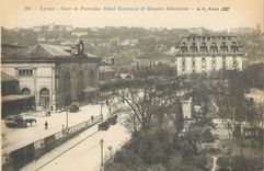 CPA 161 lyon gare de perrache hotel terminus et hospice debrousse