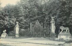 CPA 30 bougival grille du chateau de lancais Lion