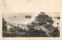 CPA 1207 biarritz Le rocher de Basta Vue prise a travers les tamaris