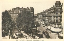 CPA 105 lyon place de la republique Tramway