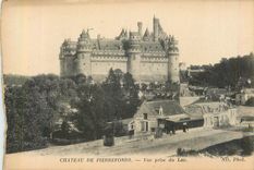CPA Chateau de Pierrefonds Vue prise du Lac 