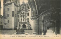 CPA Chateau de Pierrefonds Une Colonnade et l Escalier d Honneur 
