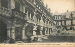 CPA Chateau de Pierrefonds Cour d Honneur une Galerie 
