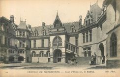 CPA Chateau de Pierrefonds Cour d Honneur Le Beffroi 