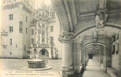 CPA Pierrefonds Le Chateau vue Interieure de la Colonnade de la cour d'Honneur