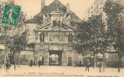 CPA Nancy Porte de la Citadelle (1598) surmontee d'une Statue du Duc Charles III