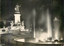 CPM Lyon (Rhone) Place Carnot Monument de la Republique Les Jets d'Eau