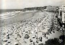 CPM Biarritz (Basses Pyrenees) La Grande Plage Au fond Le Phare
