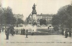 CPA Lyon Place Carnot Monument de la Republique par Peynot (1890)