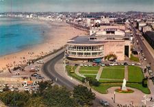 CPM La Bretagne en couleurs Saint Malo (I et V) Le Casino Dominant la Grande Plage du Sillon