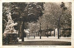 CPA Nancy Un Coin de la Pepiniere Statue du Groupe On Veille