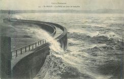 CPA St Malo Cote d'Emeraude Le Mole un Jour de Tempete