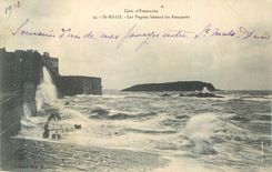 CPA St Malo Cote d'Emeraude Les Vagues Battant les Remparts