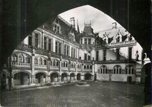 CPM Pierrefonds (Oise) Le Chateau (Reconstitution de Viollet Le Duc 1858 1870) Cour d'Honneur et Aile Ouest