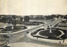 CPM Tours (I et L) Les Squares Rabelais et Descartes et le Pont sur la Loire