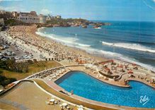CPM Biarritz (Basses Pyrenees) La Grande Plage au premier Plan La Piscine de l'Hotel du Palais