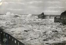 CPM Biarritz Basses Pyrenees Tempete au Rocher de la Vierge