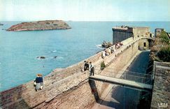CPM Saint Malo Cite Corsaire Vue sur les Remparts