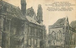 CPA Guerre Universelle Arras le Saint Sacrement Rue d'Amiens Militaria