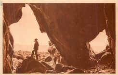 CPA Pointe du Raz Baie des Trepasses Interieur de la Grotte de l'Est Les deux Passages