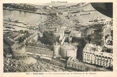 CPA Cote d'Emeraude Saint Malo Vue panoramique sur le château et les bassins