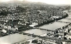 CPM Lyon Vue aerienne les Ponts sur le Rhone Le Centre Fourviere et les Monts d'Or