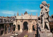 CPA Nancy (Meurthe et Moselle) la Rue Here et l'Arc de Triomphe 