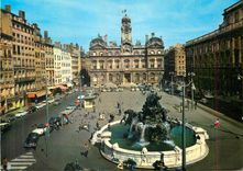 CPM Lyon La Place des Terreaux au Premier plan Fontaine Bartholdi dansle Fond L'Hotel de Ville