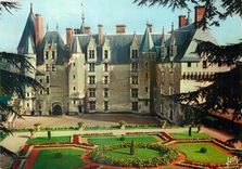 CPM Chateau de Langeais (Indre et Loire) Val de Loire Facade Vue de la Cour Interieure Couleurs et Lumiere de France