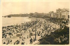 CPA Biarritz la grande Plages devant le Casino et Hotel de Paris