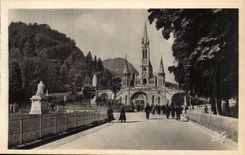Lourdes - the Basilica and the Virgin couronnee - CPA