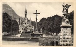 Lourdes - the Esplanade and the Basilica - CPA