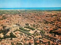 CPM Montpellier Herault Vue generale au premier plan le Jardin du Peyrou et les Arceaux 