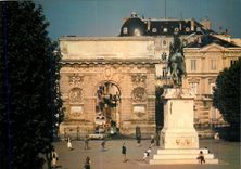 CPM Montpellier (Herault) La promenade du Peyrou la statue equestre de Louis XIV et la porte du Peyrou