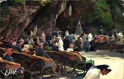Lourdes MODERN CARD patients in front of the cave