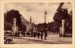 Lourdes - Entrance of the esplanade the Basilica - CPA