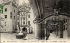 Pierrefonds - das Schloss - Innenanblick der Kolonnade des Haupthofes - CPA