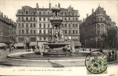 Lyon CPA the fountain of the place of the Jacobins
