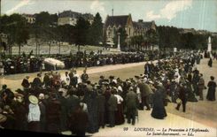 Lourdes CPA the procession with the esplanade Saint sacrament