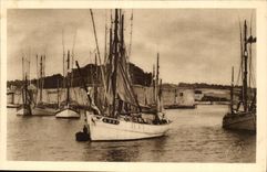 Concarneau CPA thonniers with the port