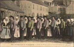 The marriages of Plougastel CPA Defile of marry after the religious ceremony