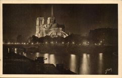 Paris (3rd) CPA Notre Dame illuminee