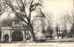 Surgeres CPA Gesamtabbildung des Innenraums des Schlosses